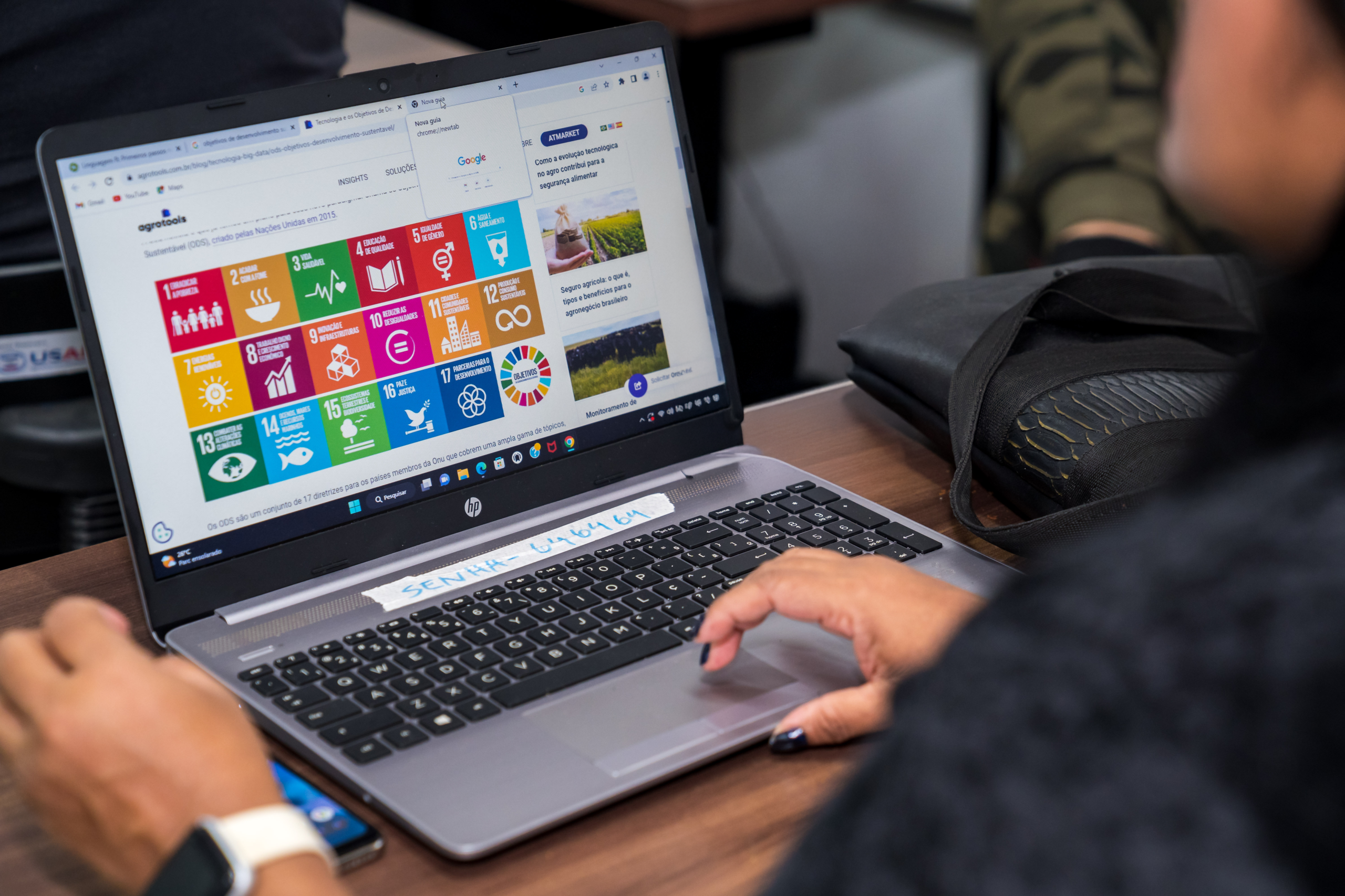 Pessoa acessando os 17 ODS da ONU em um notebook durante atividade da Toti Diversidade