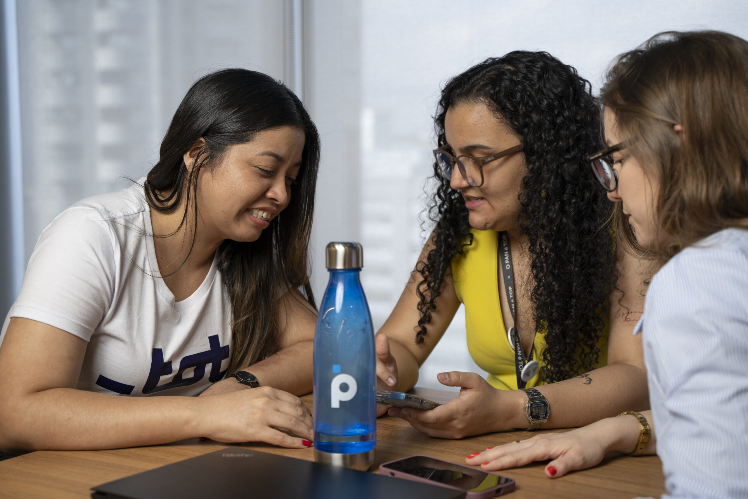 Mulheres reunidas para planejar projeto de impacto social com foco em ESG