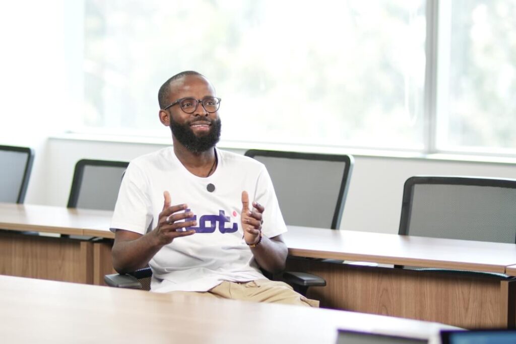 Homem sentado a mesa conversando.