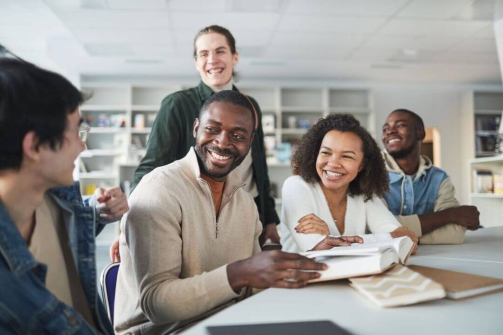 Grupo de pessoas sentadas à mesa conversando