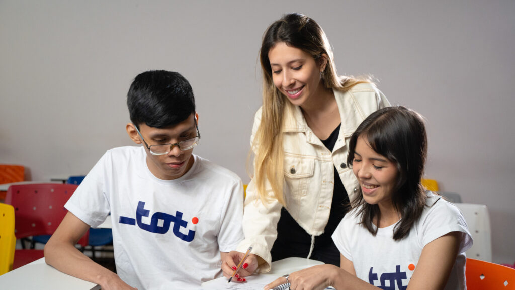 Estudantes da Toti participando de atividade educacional em programa de impacto social focado em inclusão produtiva e empregabilidade